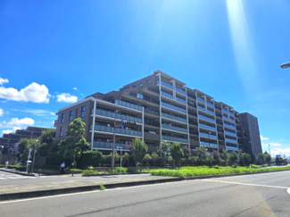 【外観】 | グランアルト越谷レイクタウン | 駅方面から歩いて来るとすぐに見えてくる優雅なファサード
西側に位置するこの「シェルテラス」は、空を意味しています。