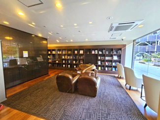 【その他共用部分】 | グランアルト越谷レイクタウン | 読書に浸る穏やかなひと時を提供する「ライブラリー」
隣接するカフェとともに、住まう方に日ごろの喧騒を忘れさせる空間です。