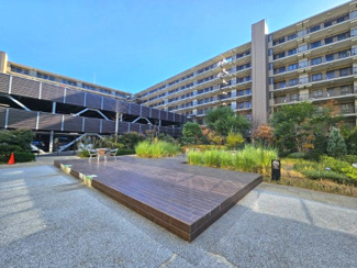 【中庭】 | グランアルト越谷レイクタウン | さわやかなハーブの香りに包まれて寛ぐ「ハーバルコテージ」
ウッド調のデッキの上でカフェテラスのような心地よい雰囲気の中で優雅なティータイムを楽しめます。