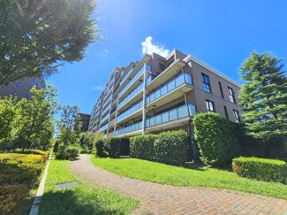 【外観】 | グランアルト越谷レイクタウン | 春には鮮やかな桜が迎える並木道「シンフォニーアベニュー」を眺める「ヴェールテラス」に位置します。