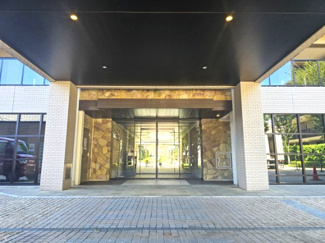 【エントランス】 | グランアルト越谷レイクタウン | 邸宅の象徴として佇むエントランスは、格式の高いホテルに足を踏み入れるかのような雰囲気が立ち込める迎賓の場所。モダンなデザインの大きな庇を設けた車寄せは、雨の日にもスマートに建物内にエントリーできます。