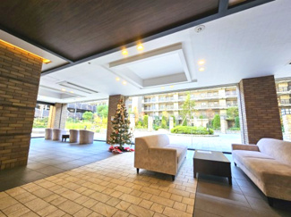 【ロビー】 | グランアルト越谷レイクタウン | リゾートフルなひとときを優雅に味わう「オーナーズ・ラウンジ」窓辺に緑を眺める開放感溢れる一面のガラスと、エレガントなソファやインテリアが、この場所で過ごすひとときを贅沢に包み込みます。