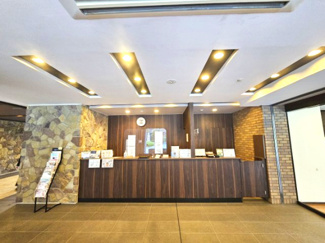 【ロビー】 | グランアルト越谷レイクタウン | オーナーズ・ラウンジに併設されたレセプション・カウンター
ホテルライクなおもてなしをお届けするコンシェルジュサービスをお届けします。ゆっくり寛いでいただくためにカフェサービスも併設（有償）しております