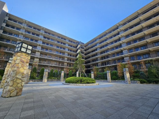 【中庭】 | グランアルト越谷レイクタウン | たくさんの出会いと感動が生まれる場所「グローブパティオ」
人々の笑顔や瑞々しい自然の景色が広がる広場は、広大な敷地の中心に広がるグランアルト越谷レイクタウンの象徴となる空間です。