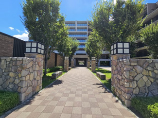  | グランアルト越谷レイクタウン | 住まう方を優雅に迎える美しいアプローチ「ベルパサージュ」
石積みのゲートでで演出されたゲートの向こうに広がる瑞々しいケヤキ並木が、上質なステイタスと品格を感じさせます。