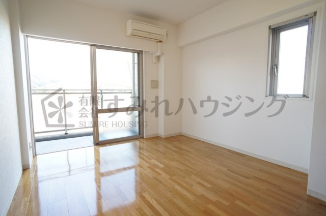 ロイヤルメゾン宝塚の居間・リビング