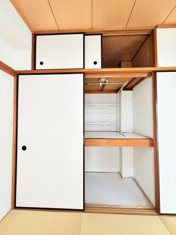 【収納】 | ロイヤルステージ日吉 | 約6帖の和室に設置された押し入れです。