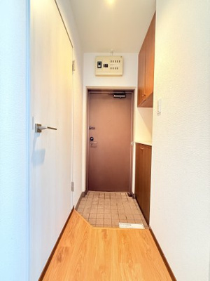 【玄関】 | ロイヤルステージ日吉 | 玄関部分です。収納が多く、玄関を広々使えます。
