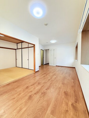 【居間・リビング】 | ロイヤルステージ日吉 | 別角度から見たリビングです。