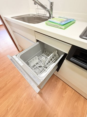 【キッチン】 | ロイヤルステージ日吉 | 家事の負担を軽減できる食器洗浄機付きです。