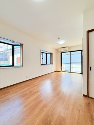 【居間・リビング】 | ロイヤルステージ日吉 | 約12.8帖のリビングは南向きで日当たり・風通し◎
