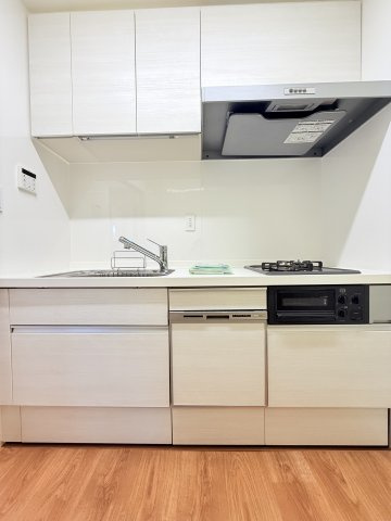 【キッチン】 | ロイヤルステージ日吉 | 2口ガスコンロのシステムキッチンです。食器洗乾燥機付き、後片付けもラクラクこなせて、環境に優しい設備です。