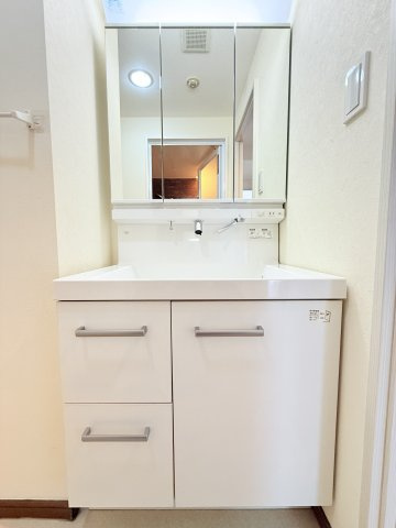 【独立洗面台】 | ロイヤルステージ日吉 | 三面鏡付洗面化粧台です。
髪のセットやお化粧もストレスなくこなせ、朝から気分良く通勤通学に向かえそうですね。
