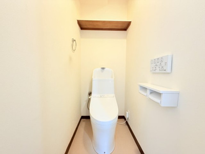 【トイレ】 | ロイヤルステージ日吉 | 温水洗浄便座付のトイレです。
毎日使う場所だから、より快適な空間に仕上げられています。