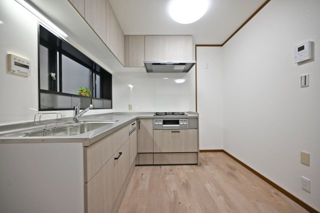 芦屋市朝日ケ丘町中古戸建│5LDK+駐車1台可のキッチン|Ｌ字キッチンなのでキッチン内での作業動線が短いことで作業効率が上がり、毎日のお料理が楽しくできます◎