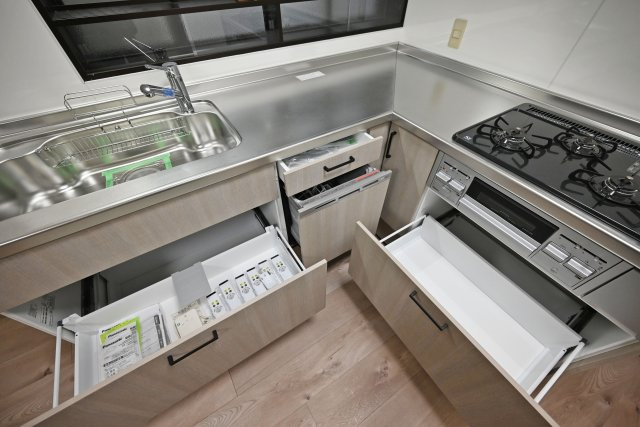 芦屋市朝日ケ丘町中古戸建│5LDK+駐車1台可のキッチン|天板とワークトップ下いっぱいの収納。食洗器もビルトインしており、効率の良い家事が実現する設備で小さなお子様のいるご家庭の大きな手助けをいたします！