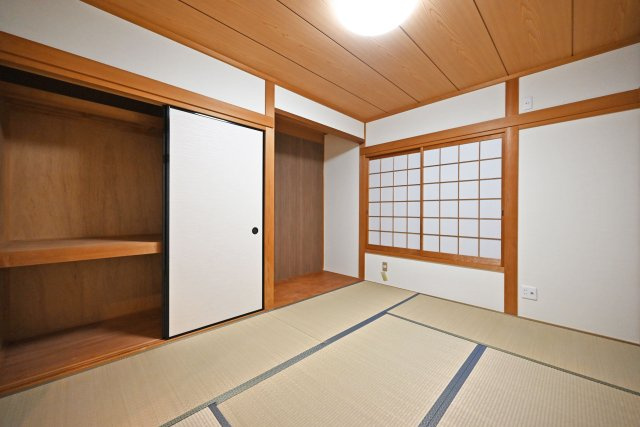 芦屋市朝日ケ丘町中古戸建│5LDK+駐車1台可の和室|収納スペースは奥行きがあり、お布団や座布団をゆったり収納することができます。 また、容量が大きいため大型の季節物を収納することが可能です。