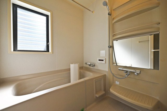 芦屋市朝日ケ丘町中古戸建│5LDK+駐車1台可の浴室|1階浴室の内観写真です。