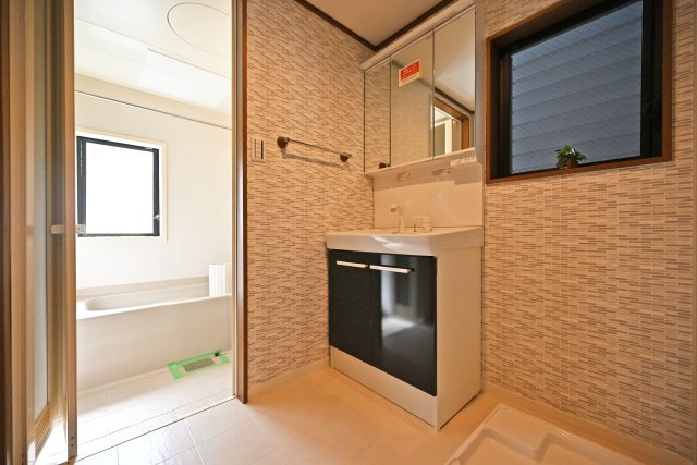 芦屋市朝日ケ丘町中古戸建│5LDK+駐車1台可の独立洗面台|収納力と機能性に優れたお手入れラクラク三面鏡洗面化粧台です。小窓もついているため換気をすることもできますので、清潔で片付いた空間が長続き◎