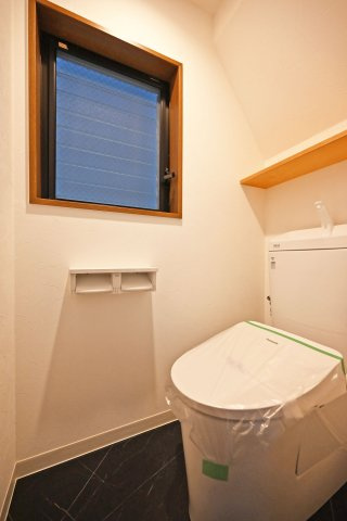 芦屋市朝日ケ丘町中古戸建│5LDK+駐車1台可のトイレ|1階トイレの内観写真です。
温水洗浄便座付きで快適にご利用いただけます。