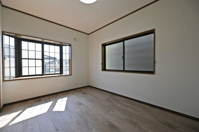 芦屋市朝日ケ丘町中古戸建│5LDK+駐車1台可の洋室|-洋室5.1帖(3F)-
2面採光につき光を多く取り入れる事ができますので 室内大変明るい空間となっております。