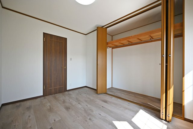 芦屋市朝日ケ丘町中古戸建│5LDK+駐車1台可の収納| -洋室5.1帖(3F)- 
収納庫内には枕棚とハンガーレールを配置しています。