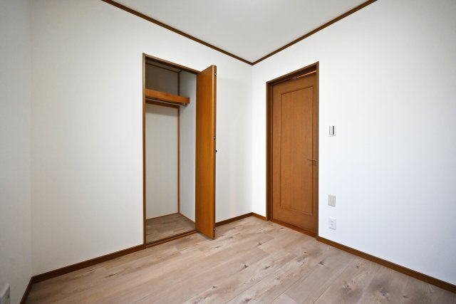 芦屋市朝日ケ丘町中古戸建│5LDK+駐車1台可の収納|-洋室3.5帖(3F)-