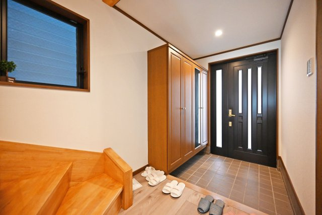 芦屋市朝日ケ丘町中古戸建│5LDK+駐車1台可の玄関|十分な容量のシューズボックスを完備×広々とした空間が魅力的な玄関です。