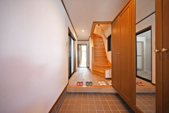 芦屋市朝日ケ丘町中古戸建│5LDK+駐車1台可の玄関|1階玄関に入ってすぐの内観写真です。
広々とした玄関は大勢の来客が来ても余裕の広さです。