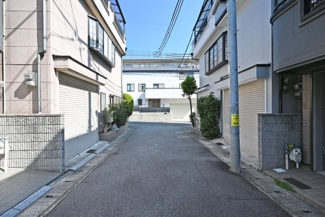 芦屋市朝日ケ丘町中古戸建│5LDK+駐車1台可の前面道路含む現地写真|前面道路幅は西側に約5ｍです。