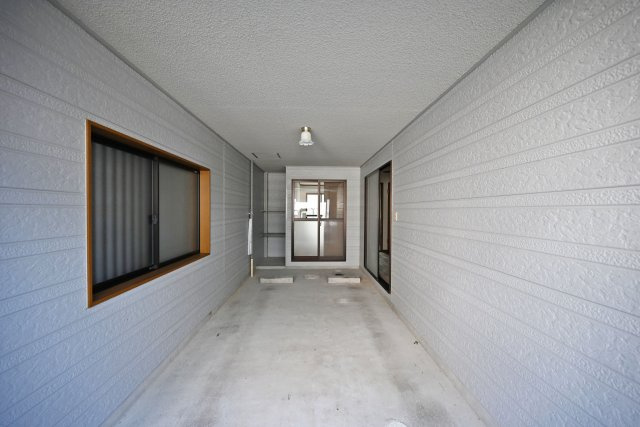 芦屋市朝日ケ丘町中古戸建│5LDK+駐車1台可の駐車場|1階車庫写真です。