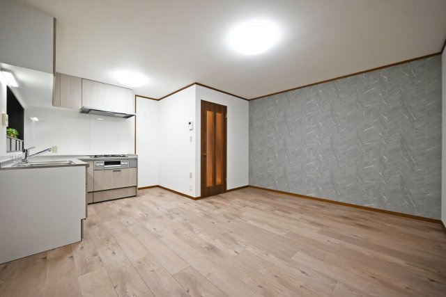 芦屋市朝日ケ丘町中古戸建│5LDK+駐車1台可の居間・リビング|2階LDK内観写真です。ご家族が過ごすLDKは木の温かみを感じられるくつろぎ空間◎たっぷりと温かな陽光が降り注ぎます。