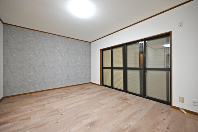 芦屋市朝日ケ丘町中古戸建│5LDK+駐車1台可の居間・リビング|2階LDK内観写真です。 家族の集まるリビングは明るく暖かな日差しが差し込み、家族の団らんを包み込みます。 住まう人の暮らしの質を高めてくれるようなリノベーション空間です。