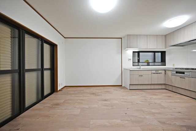 芦屋市朝日ケ丘町中古戸建│5LDK+駐車1台可の居間・リビング|2階LDK内観写真です。
家具等の配置がしやすい形状ですので、実生活が想像しやすいです。