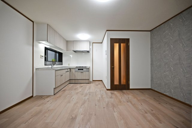 芦屋市朝日ケ丘町中古戸建│5LDK+駐車1台可の居間・リビング|2階LDKを掃き出し窓側から撮影した内観写真です。 
リビングは家族全員の集まる憩いの場。この場所を通じて家族の楽しい会話が聞こえてきそうなリビングです。