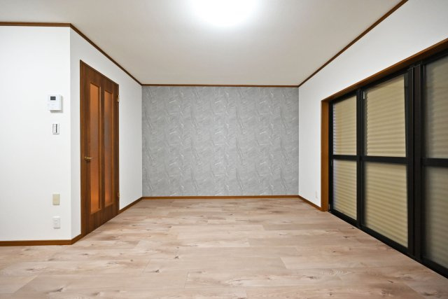 芦屋市朝日ケ丘町中古戸建│5LDK+駐車1台可の居間・リビング|2階LDK内観写真です。写真のようなアクセントクロスを配置にすることで空間の住み分けや飽きの来ない生活を実現させます。