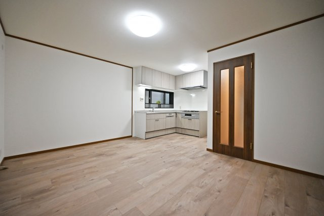 芦屋市朝日ケ丘町中古戸建│5LDK+駐車1台可の居間・リビング|2階LDK内観写真です。
キッチンとダイニングとの距離が近く、料理をダイニングに運んだり、片付けたりするのが楽なので家事の時短に繋がります。