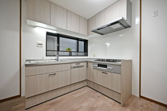 芦屋市朝日ケ丘町中古戸建│5LDK+駐車1台可のキッチン|収納豊富×機能性が充実したシステムキッチンです。吊り戸棚、引き出しと満足のいく収納が備わっています。調理器具から調味料までスッキリと整理整頓ができ、綺麗なキッチンが保てます。