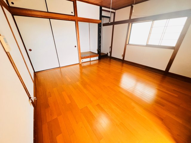 上北島貸家の洋室