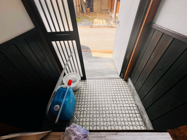 上北島貸家の玄関