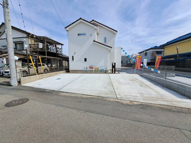 新築　みどり市大間々町大間々の駐車場|現地写真　駐車スペースは建物西側に並列3台分可能です！