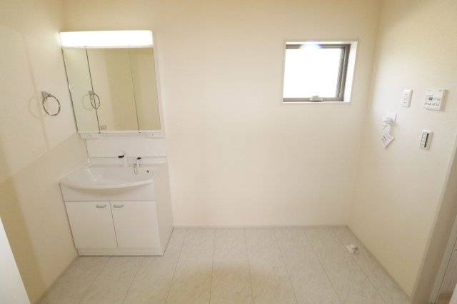 本宮市岩根　　　　８号棟　　　岩根小学校、本宮第２中学区　の洗面所