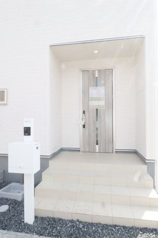 本宮市岩根　　　　８号棟　　　岩根小学校、本宮第２中学区　の玄関