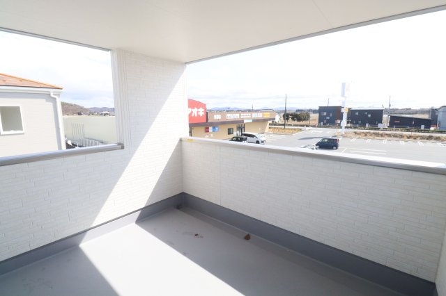 本宮市岩根　　　　８号棟　　　岩根小学校、本宮第２中学区　のバルコニー