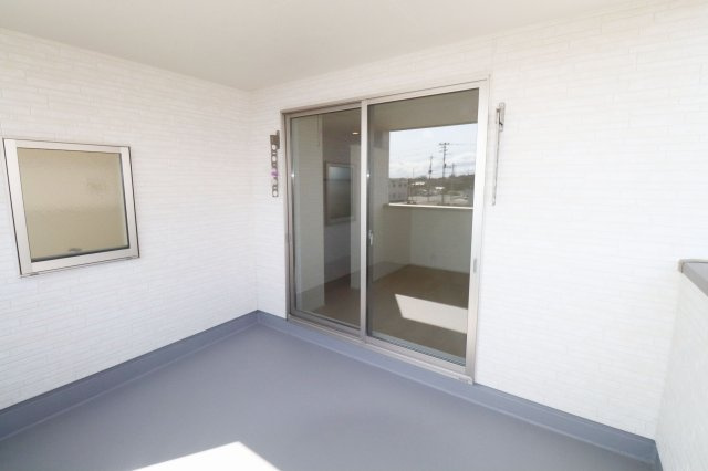 本宮市岩根　　　　８号棟　　　岩根小学校、本宮第２中学区　のバルコニー