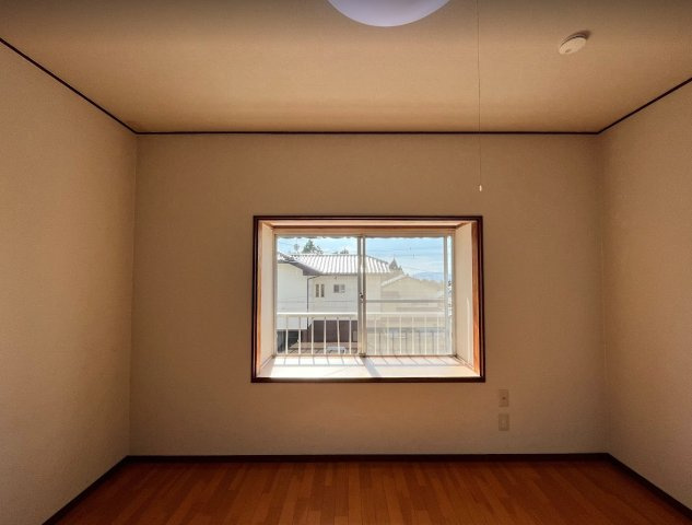 富士市桑崎　中古戸建　の洋室|出窓のある2階洋室です。