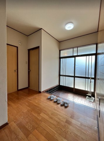 富士市桑崎　中古戸建　の玄関|ゆったりとした玄関です