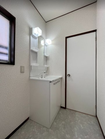 富士市桑崎　中古戸建　の独立洗面台|朝の支度にも助かる、独立の洗髪洗面化粧台