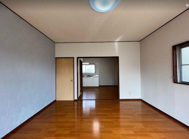 富士市桑崎　中古戸建　の居間・リビング|リビングルームはダイニングと繋げて約16帖の明るい空間です。