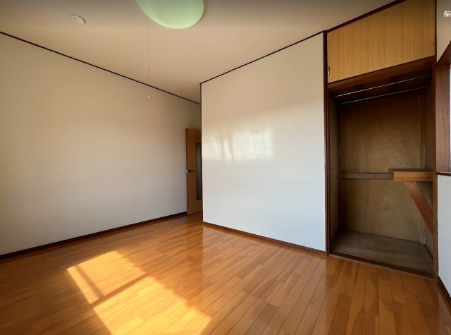 富士市桑崎　中古戸建　の洋室|2階の部屋は全て2面採光で明るい室内で風通し良好です。